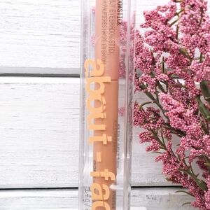 About Face Shadowstick Pearly Eyeshadow Stick